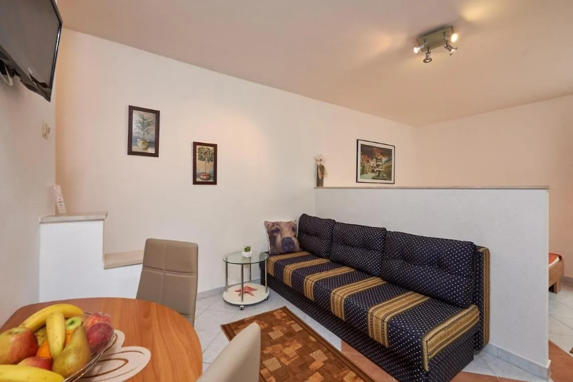 Studio Apartment In Mastrinka With Loggia, Air Conditioning, Wifi, Washing Machine 5159-1 트로기르