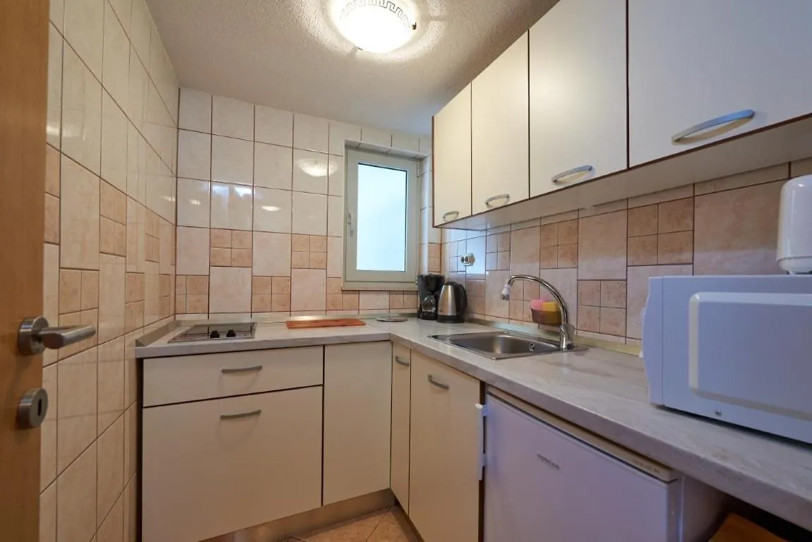 Studio Apartment In Mastrinka With Loggia, Air Conditioning, Wifi, Washing Machine 5159-1 트로기르
