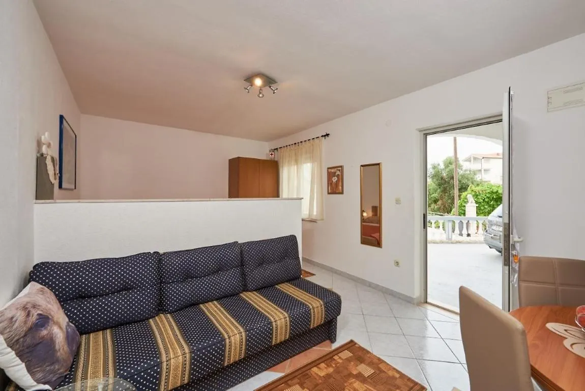 Studio Apartment In Mastrinka With Loggia, Air Conditioning, Wifi, Washing Machine 5159-1 트로기르