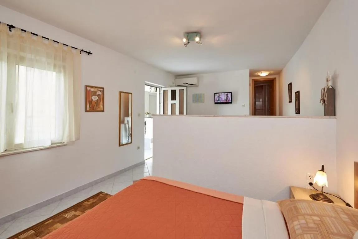 Studio Apartment In Mastrinka With Loggia, Air Conditioning, Wifi, Washing Machine 5159-1 트로기르